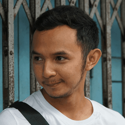 man in white crew neck t-shirt